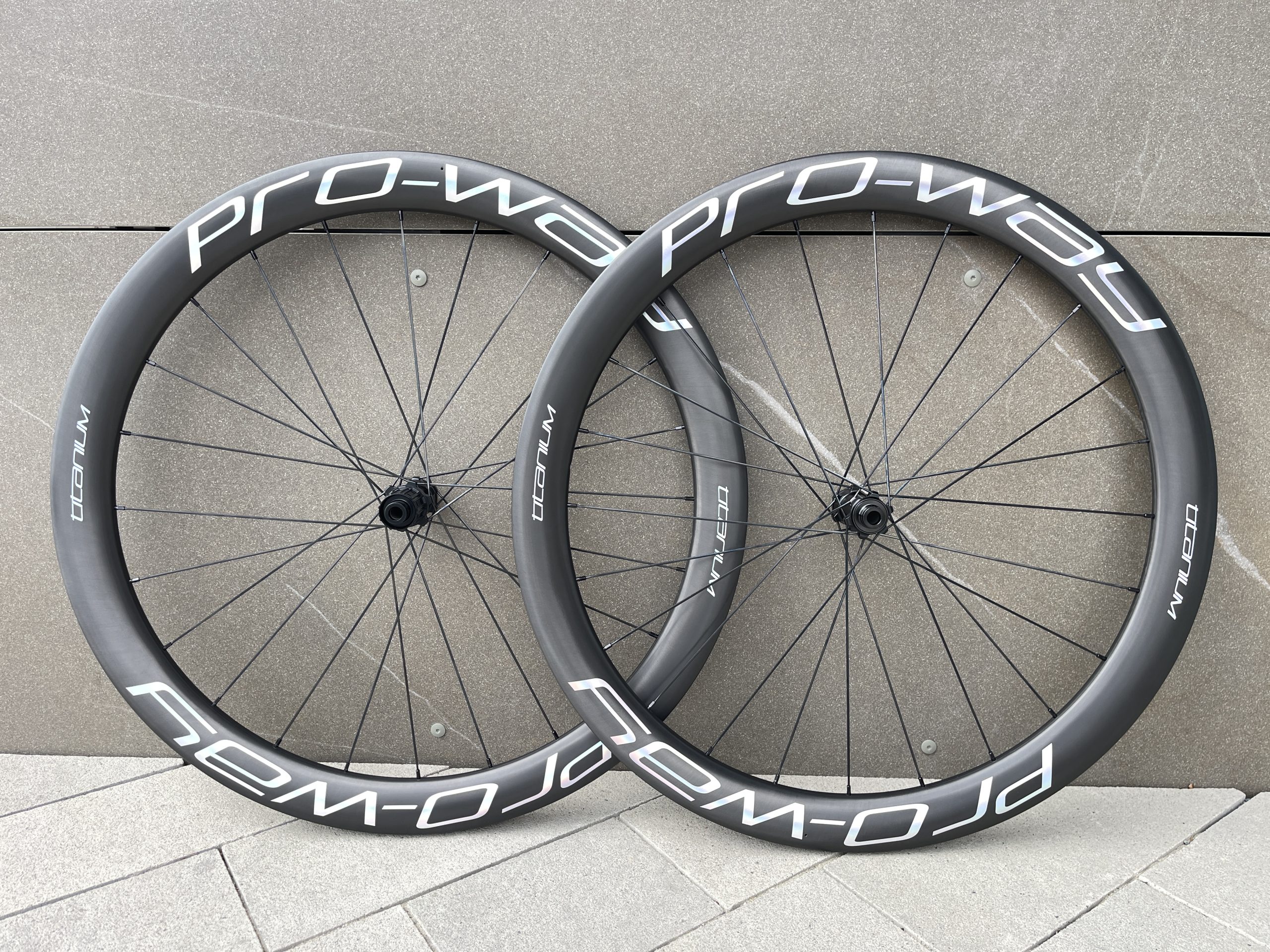 (GW) NEW 2025! Koła karbonowe PRO-WAY NEW TITANIUM 50mm RAINBOW 🌈 Ultralight Ratchet 36T waga od 1350g!