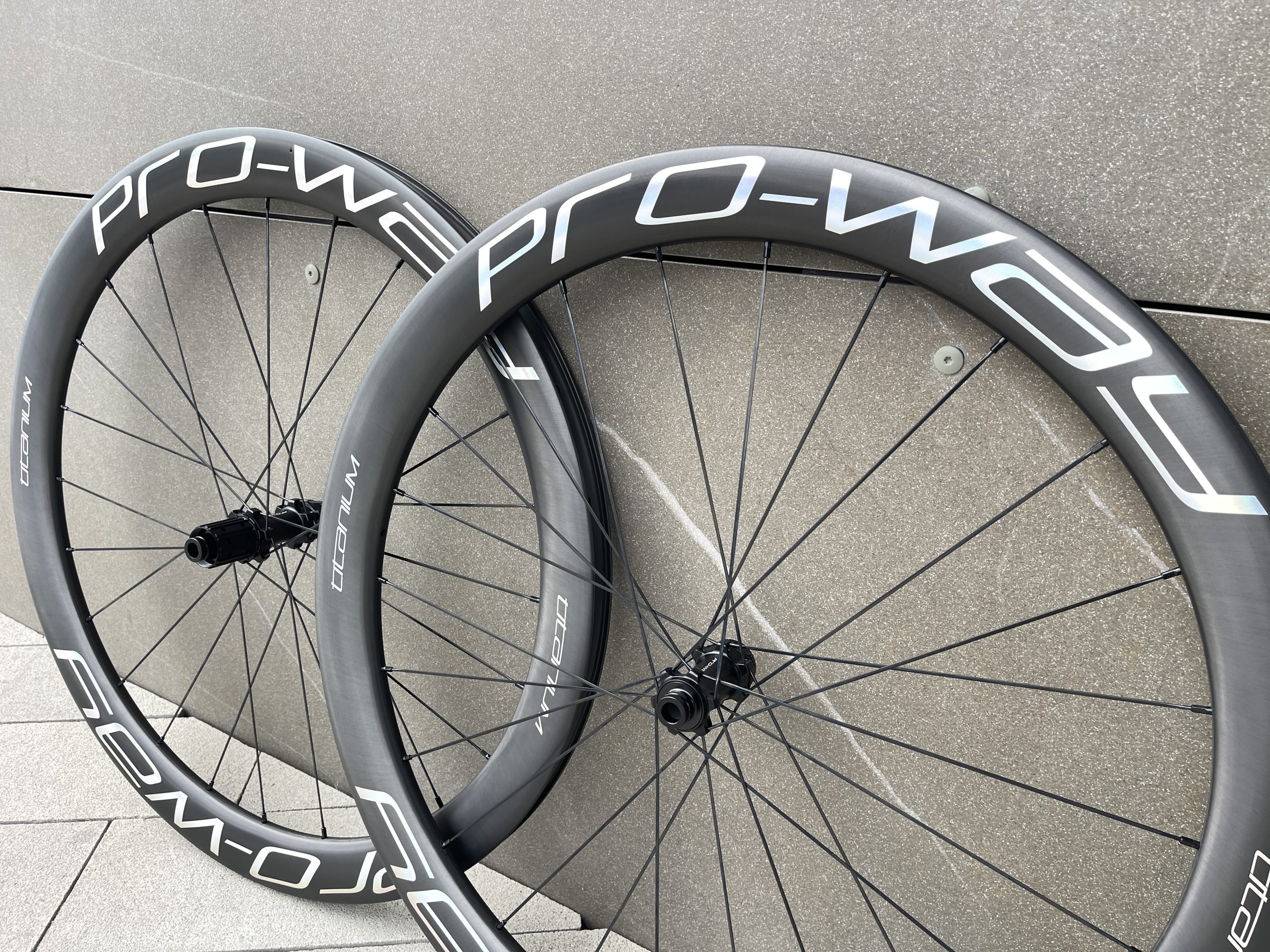 (GW) NEW 2025! Koła karbonowe PRO-WAY NEW TITANIUM 50mm RAINBOW 🌈 Ultralight Ratchet 36T waga od 1350g! - obrazek 2