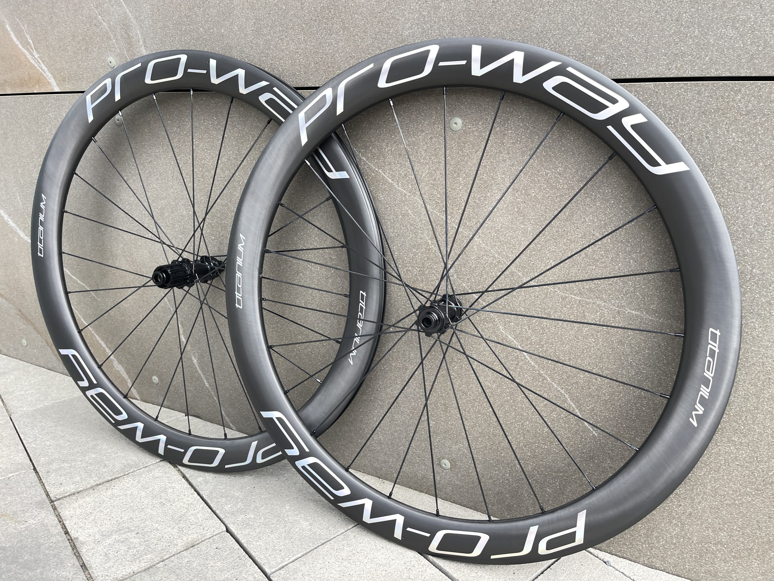 (GW) NEW 2025! Koła karbonowe PRO-WAY NEW TITANIUM 50mm RAINBOW 🌈 Ultralight Ratchet 36T waga od 1350g! - obrazek 13