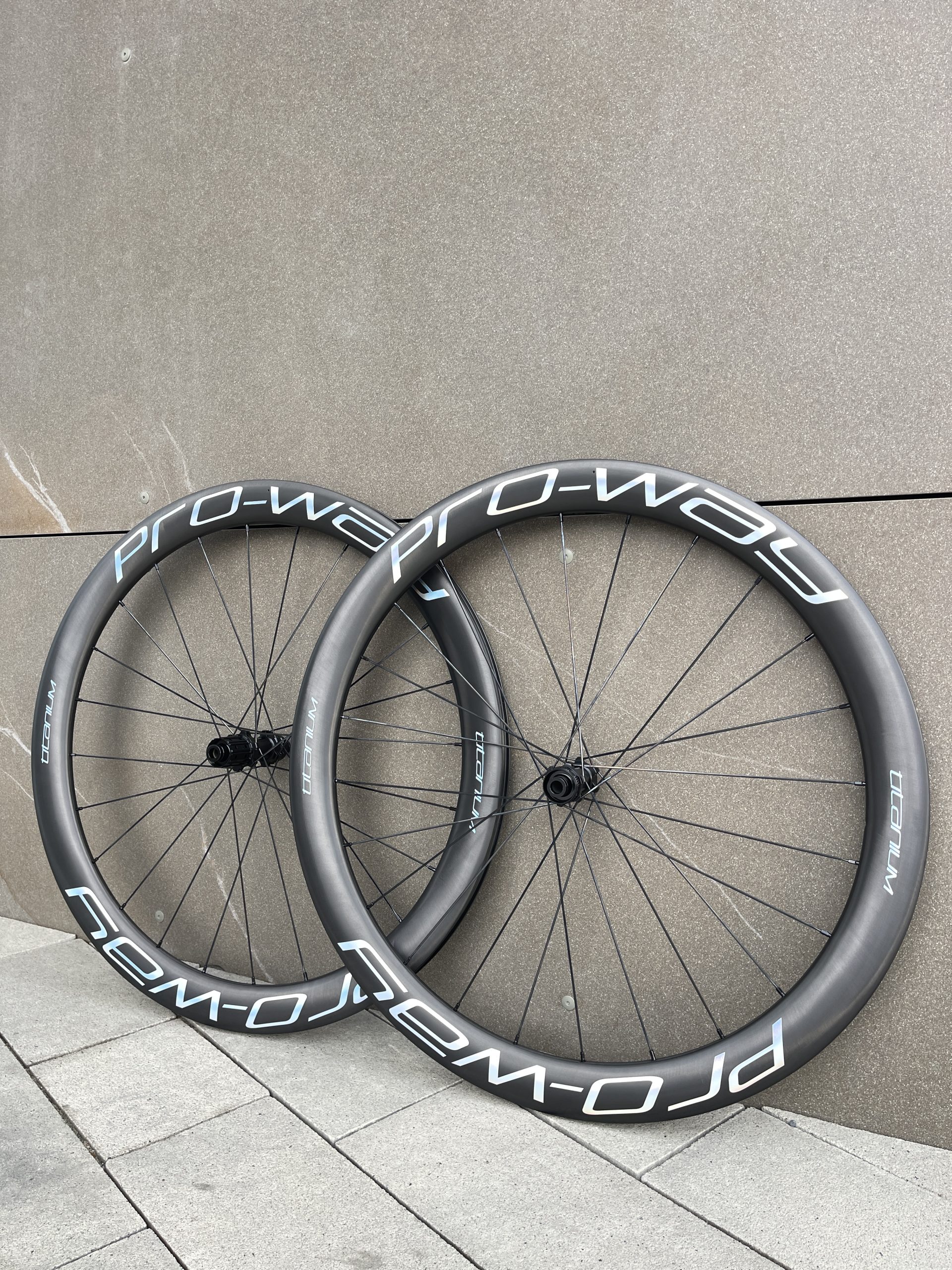 (GW) NEW 2025! Koła karbonowe PRO-WAY NEW TITANIUM 50mm RAINBOW 🌈 Ultralight Ratchet 36T waga od 1350g! - obrazek 9