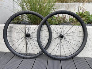 Koła karbonowe PRO-WAY GR3 40mm BLACK Opona GRAVEL Ratchet 36T SAPIM CX RAY 1345g